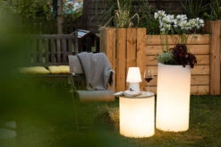 8-SEASONS Shining Elegant Pot XLPflanzgefäß, Weiß, Polyethylen, 39x78cm, Indoor & Outdoor, Inkl. LED-Glühbirne -Oase Gartenmöbel 3 20889 4.jpg